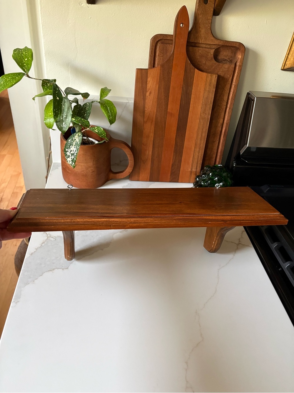 Dark brown rectangular wooden display shelf with decorative turned legs VGUC 18”
